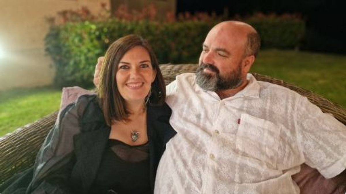 Leticia Costas junto a su pareja en una imagen de la red social X