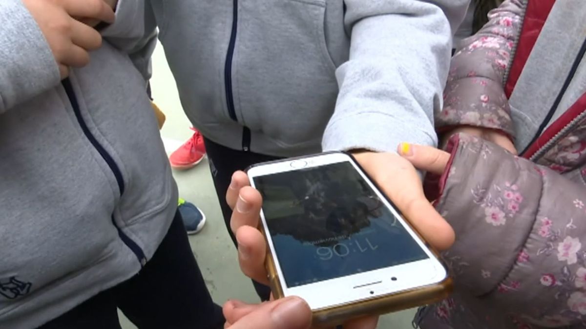 Los más jóvenes, hiperconectados al móvil: uno de cada cuatro niños lo tienen a los 10 años