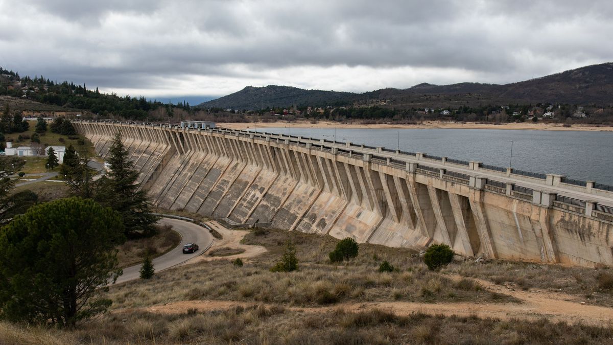 Navacerrada simula una rotura de la presa y moviliza a los servicios de emergencias como en un caso real