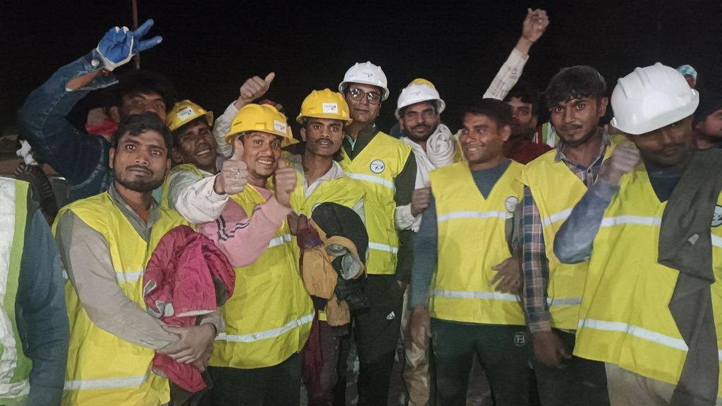 Rescatan a los 41 trabajadores atrapados durante 17 días en un túnel de la India