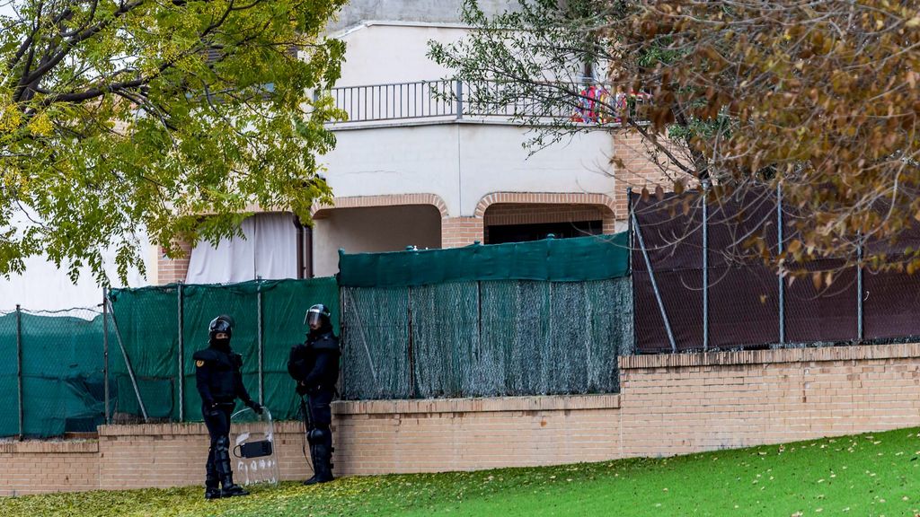 Un hombre con una orden de detención se atrinchera y lanza cóctoles motolov en Villaluenga de la Sagra