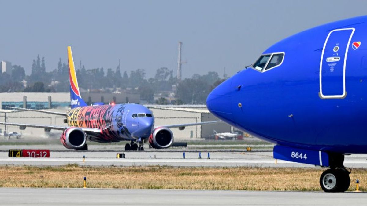 Un pasajero provoca el pánico tras saltar repentinamente desde la puerta de emergencia de un avión en Nueva Orleans