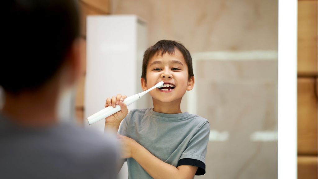 Uno de cada cuatro españoles se cepilla los dientes solo una vez al día: la mayoría prefiere el cepillo eléctrico