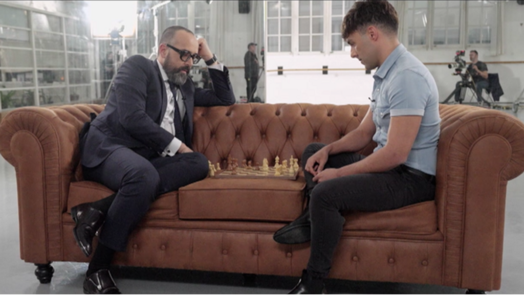 El Mago Pop y Risto Mejide juegan una partida de ajedrez en ‘Viajando con Chester’: “¿Puedes dar más rabia?”