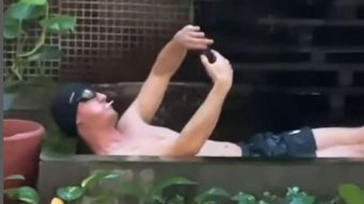 El vídeo del joven bañándose en la fuente de la biblioteca de la USC se ha hecho viral en pocas horas