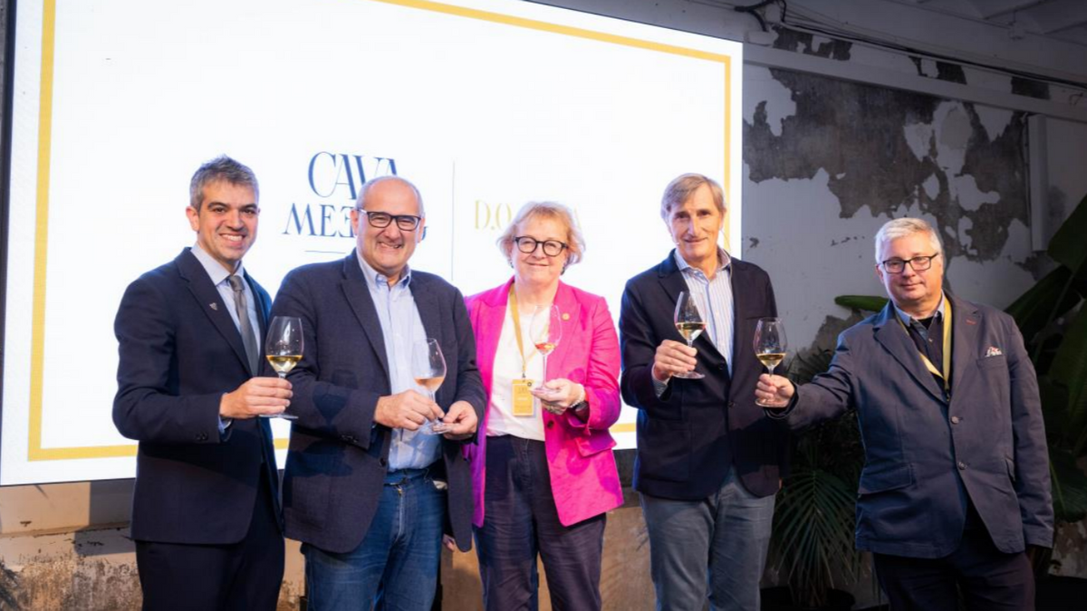 Javier Pagés, presidente de la D.O. Cava, junto al Comité Asesor del Cava Meeting