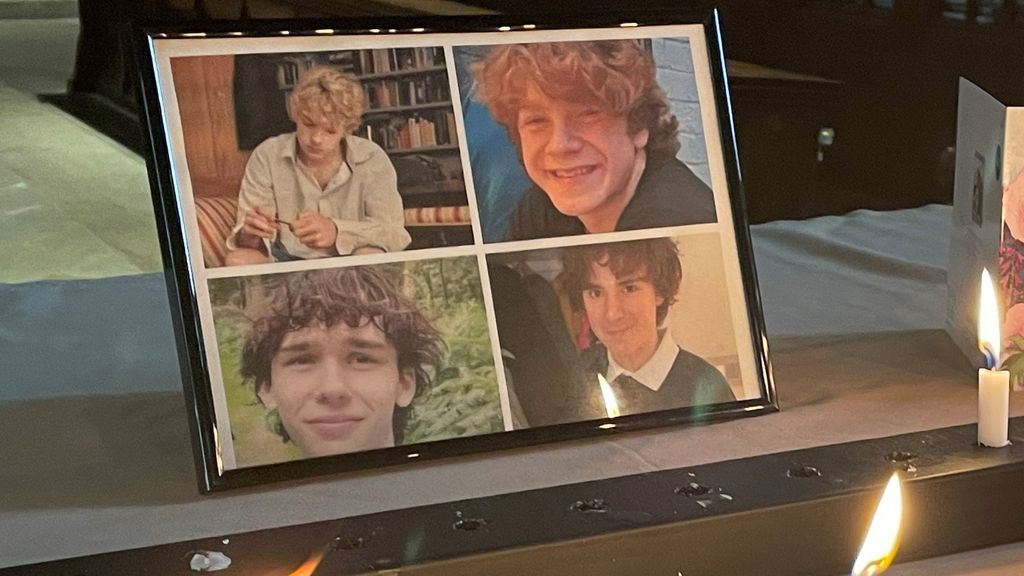 Los cuatro adolescentes muertos en un accidente cuando iban a acampar en Gales fallecieron ahogados