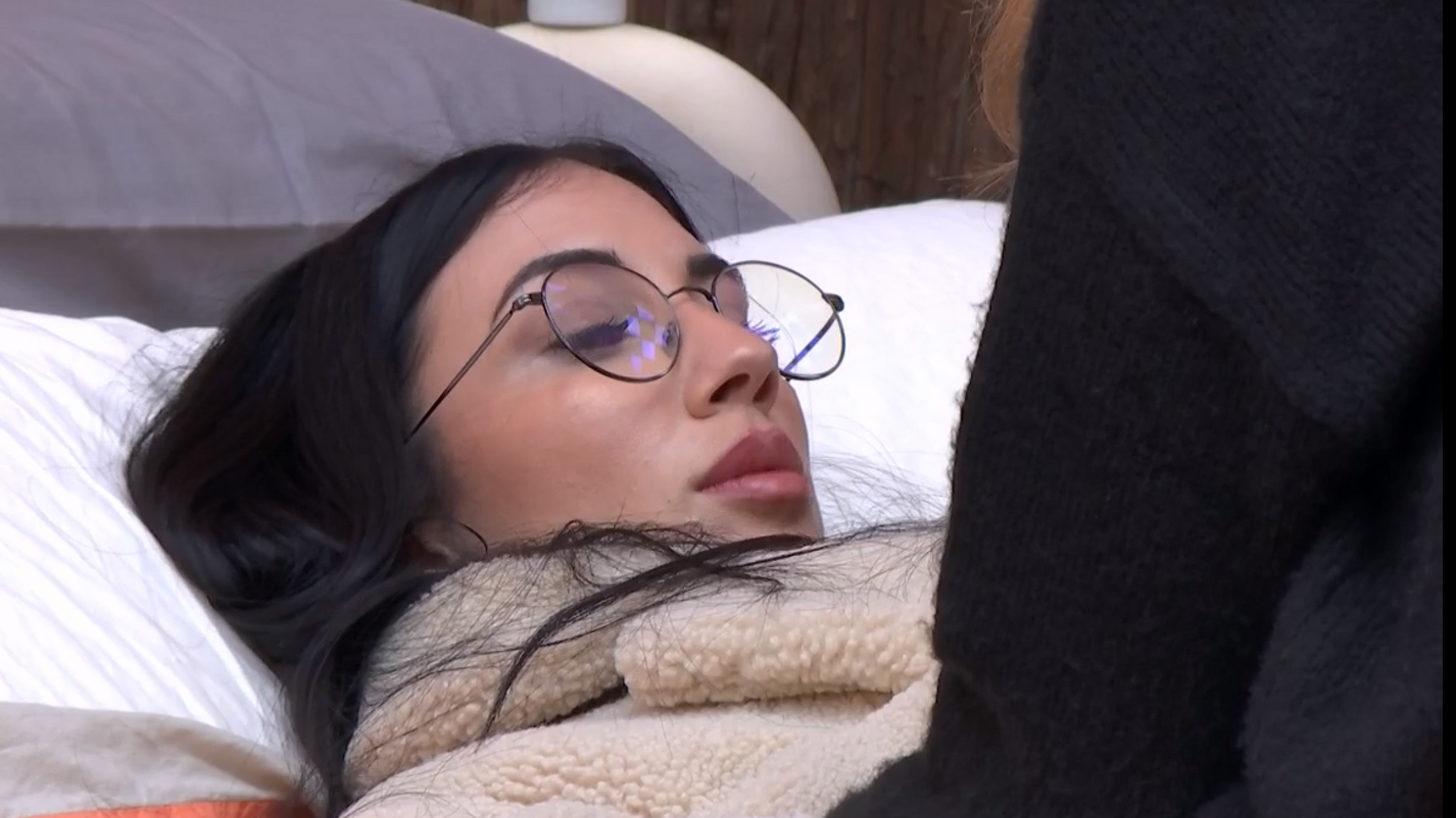 Naomi pone tierra de por medio