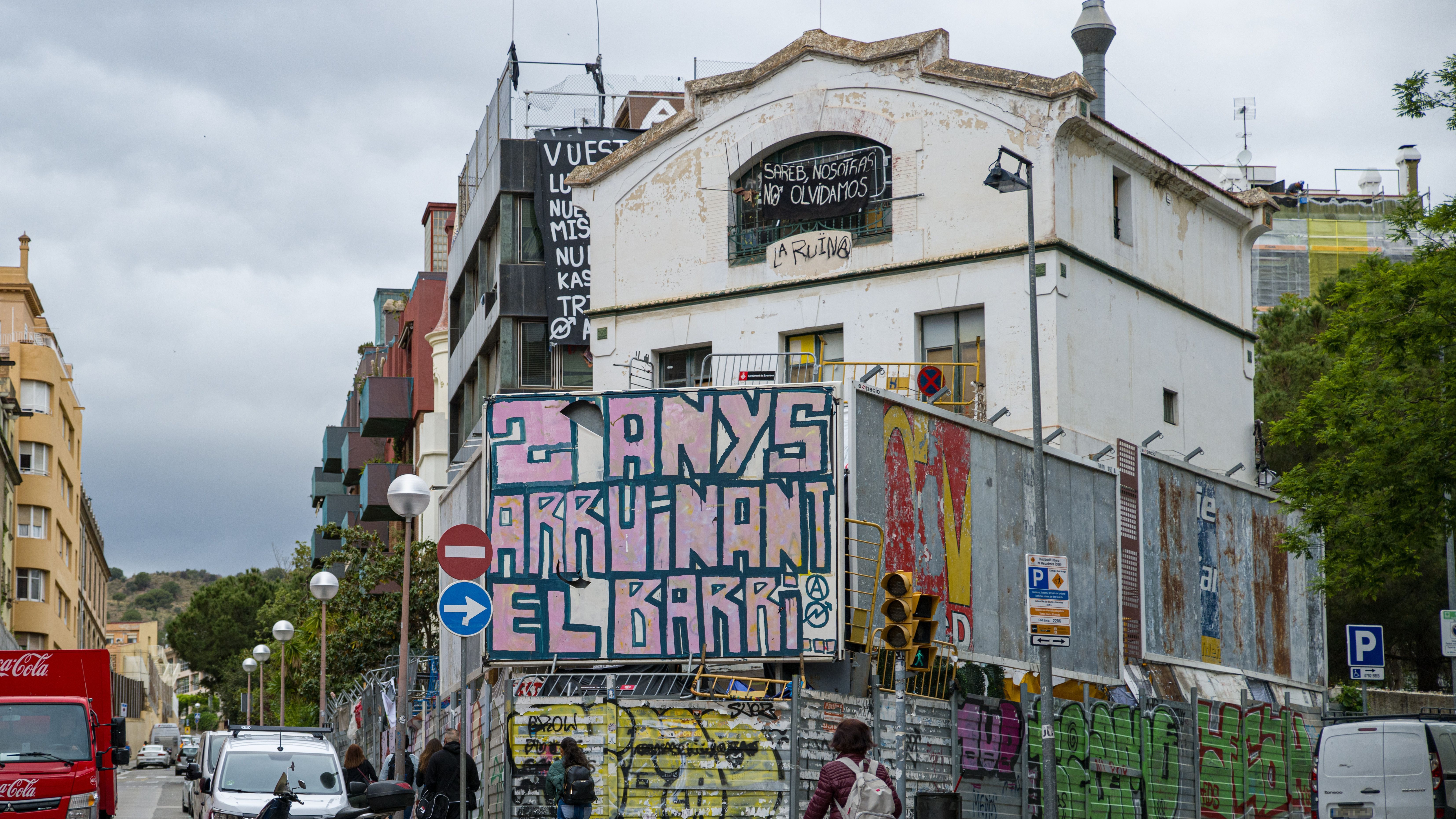 Uno de los edificios de la plaza de la Bonanova, donde se encuentran los edificios okupados La Ruïna y el Kubo