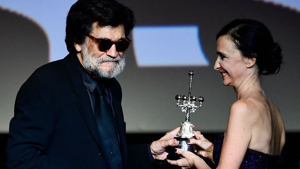 Ana Torrent entrega el Premio Donostia en el Festival de San Sebastián a Víctor Erice