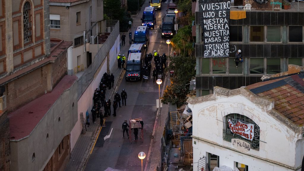 Desalojo okupa en los edificios 'el Kubo' y 'la Ruïna' de Barcelona: los Mossos culminan el operativo con 7 detenidos
