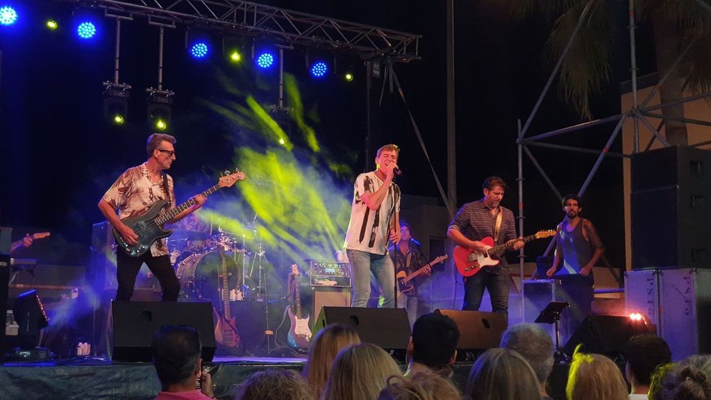 Durante un concierto en Cabo de Gata. "Me dicen hiperactivo pero igual me canso", ha dicho Ojeda.