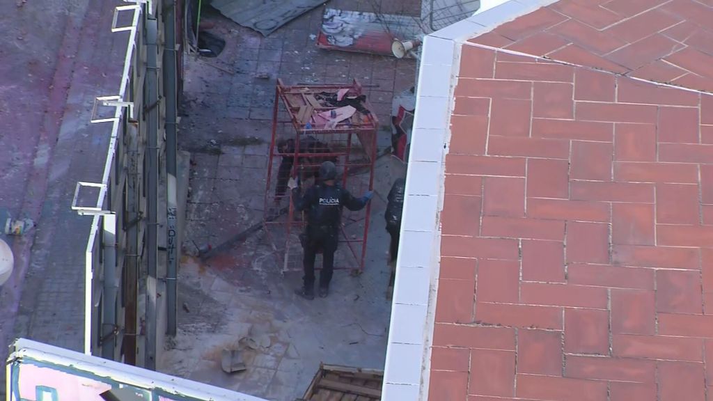 La 'jaula casera' de los Mossos en el operativo de desalojo de okupas en los edificios 'Kubo' y 'Ruïna' de Barcelona