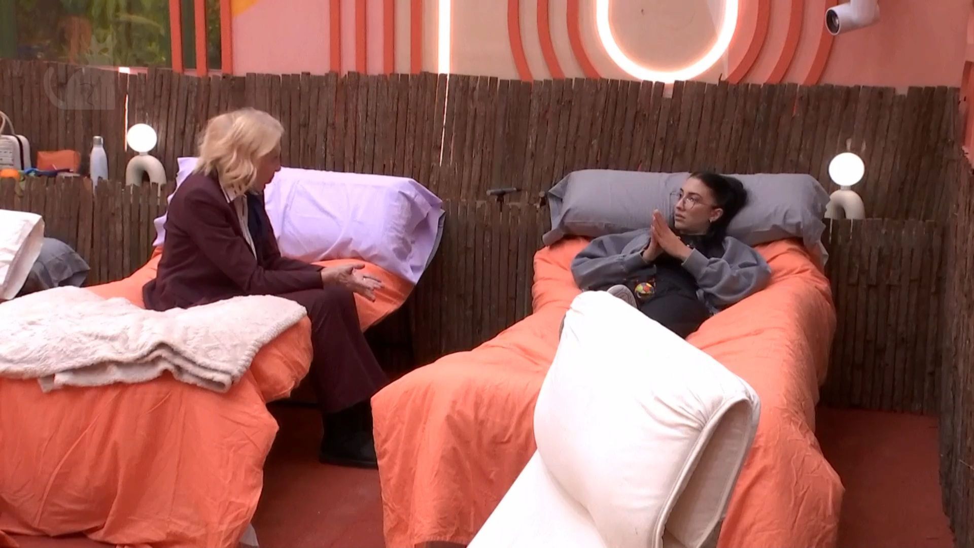 Laura Bozzo habla con Naomi Asensi