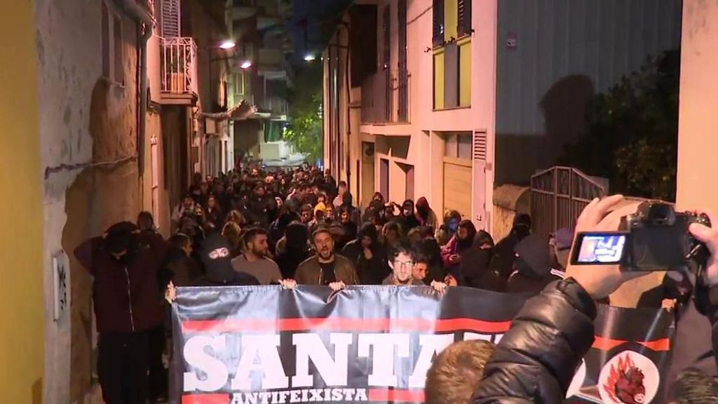 Manifestación en Santa Coloma con disturbios, cargas y detenciones: disturbios en las calles