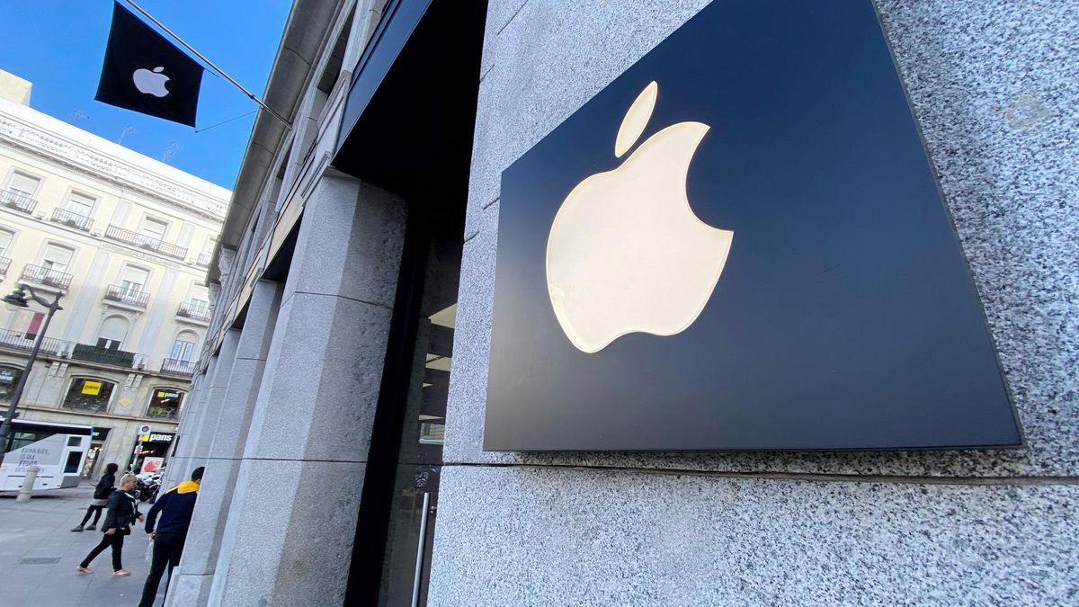 Archivo - Logo de Apple en el edificio de la tienda de Apple en la Puerta del Sol, en Madrid (España)