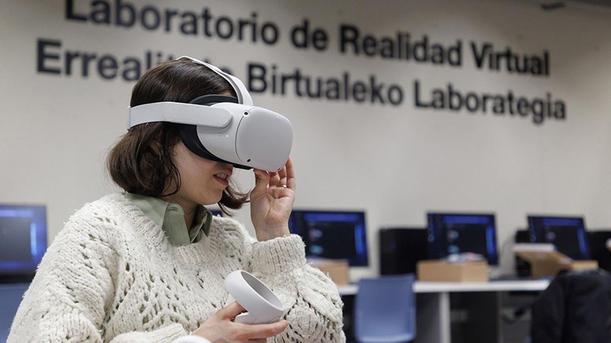 Archivo - Clase en el Laboratorio de Realidad Virtual de la UPNA, en el campus de Arrosadia de Pamplona.