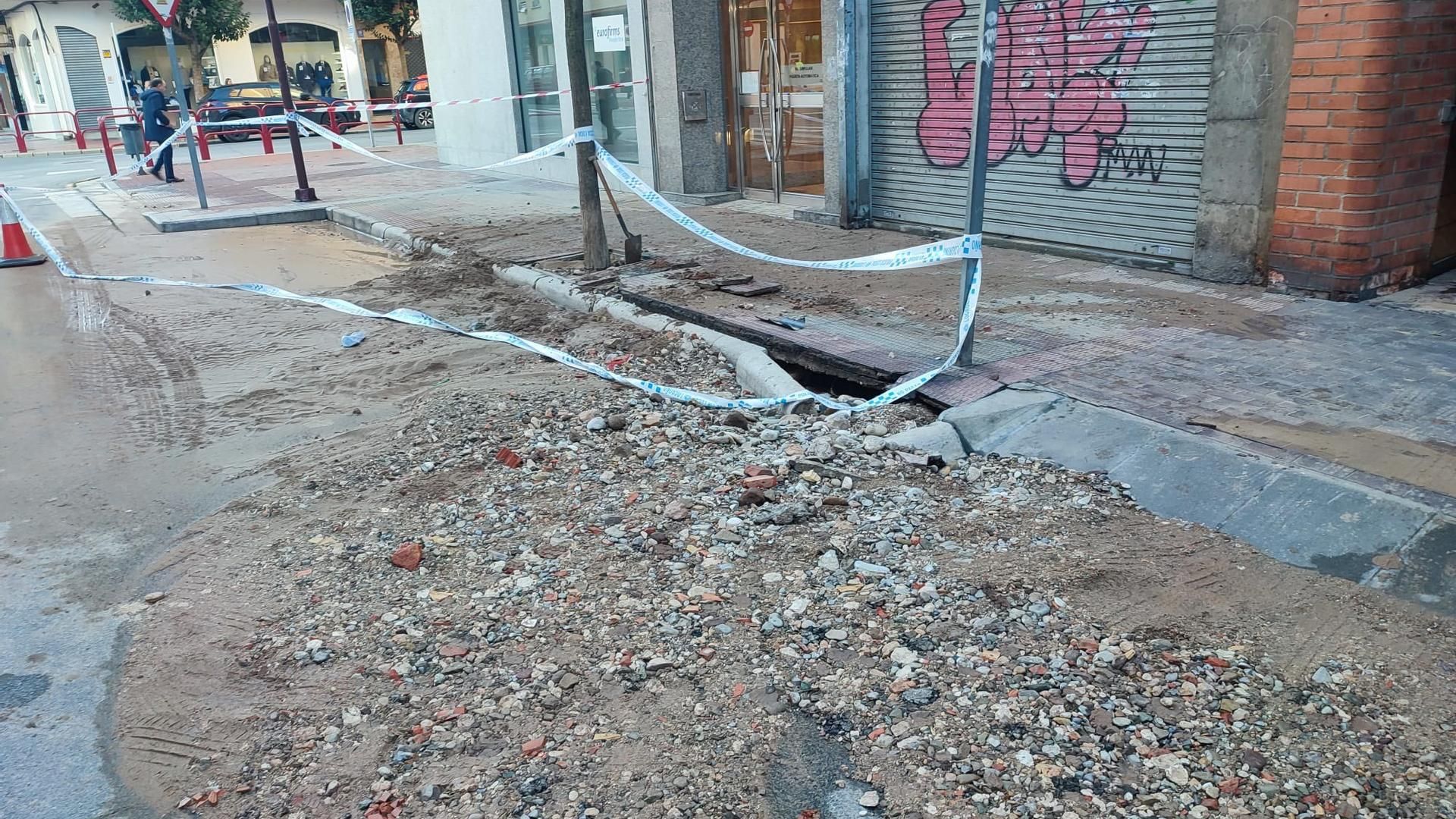 El Ayuntamiento trabaja en la reparación de varias tuberías de agua en las calles Lardero, Belchite y Villamediana