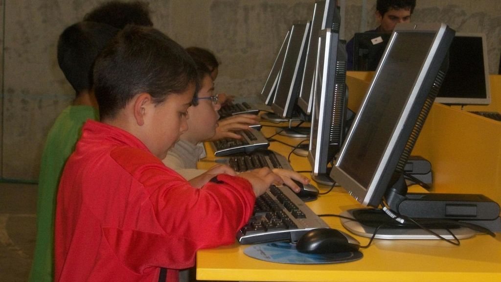 Archivo - NIños, ordenadores, Internet, colegio