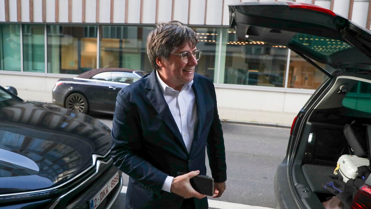 El expresidente de la Generalitat Carles Puigdemont a su salida del Parlamento Europeo, en Bruselas (Bélgica).