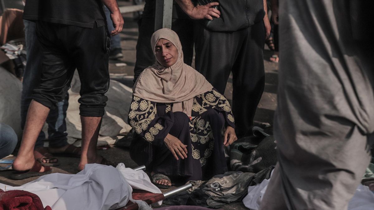 Una mujer ante las víctimas de un reciente ataque cerca del hospital de Al Shifa