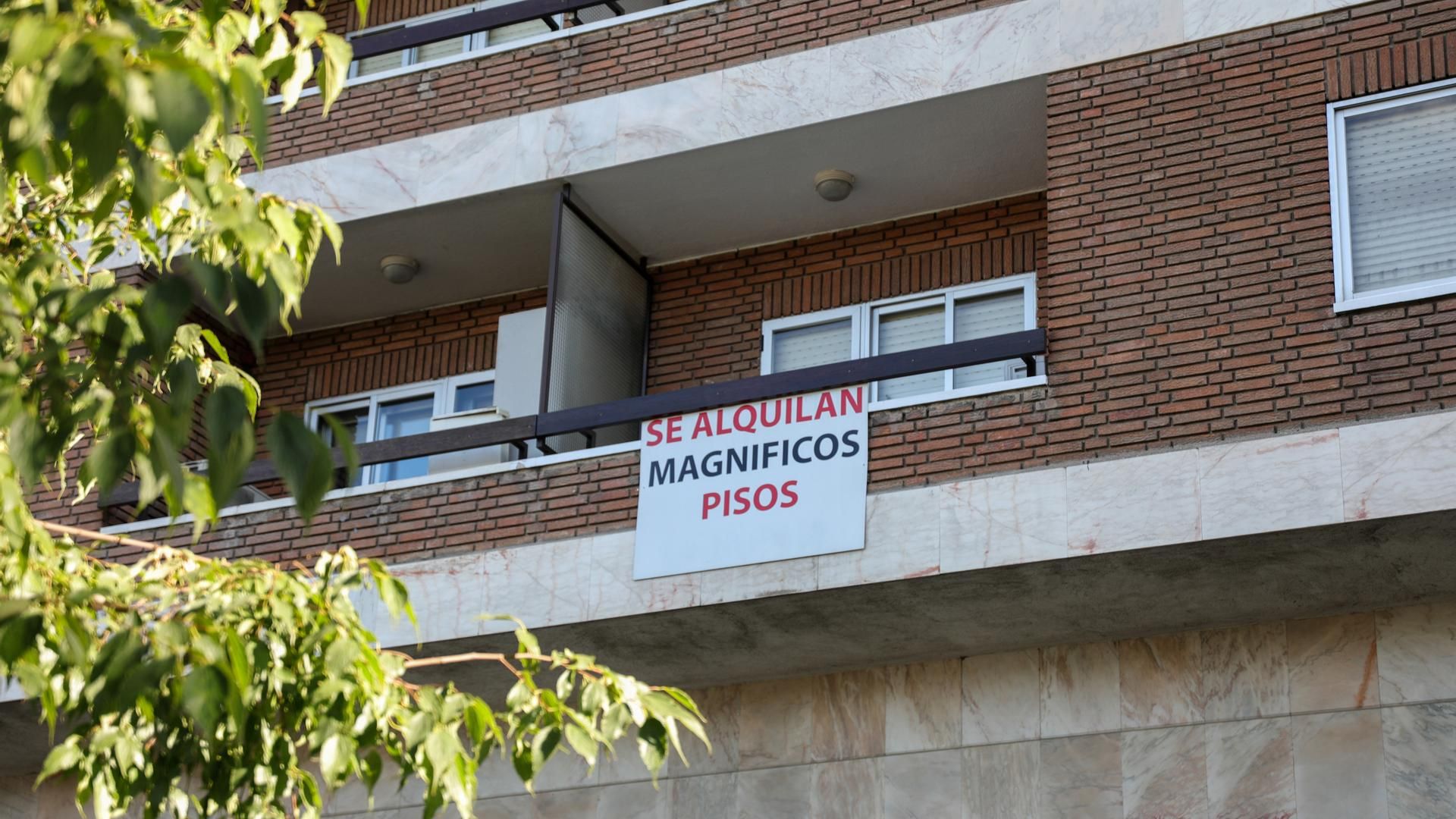 Archivo - Cartel de pisos en alquiler en un edificio de Madrid