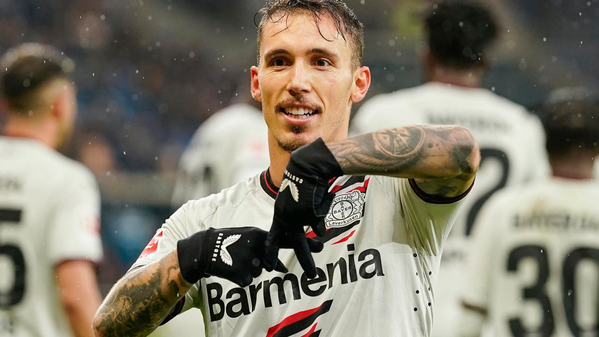 Alejandro Grimaldo celebra un gol con el Bayer Leverkusen