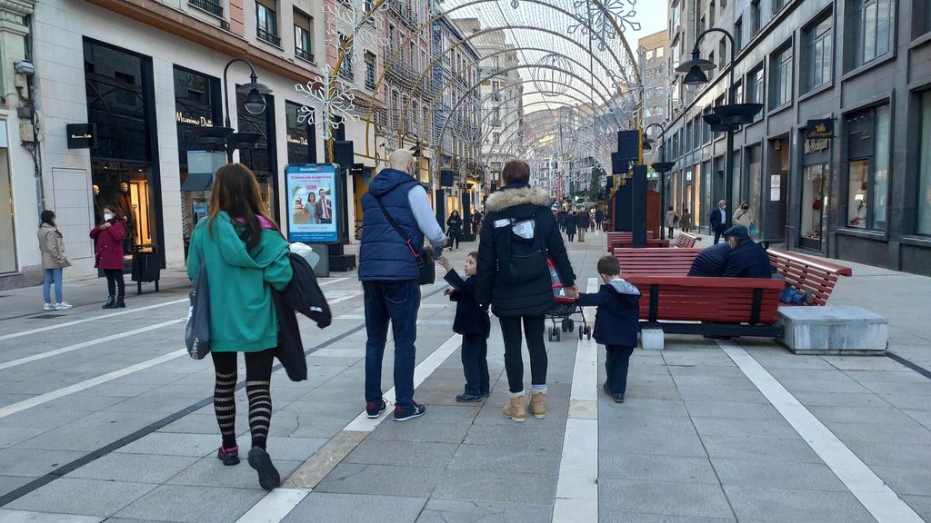 Archivo - Una familia con niños pasea por las calles de Oviedo durante la Navidad de 2021.