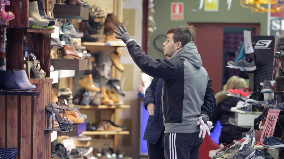 Archivo - Gente de compras en Madrid