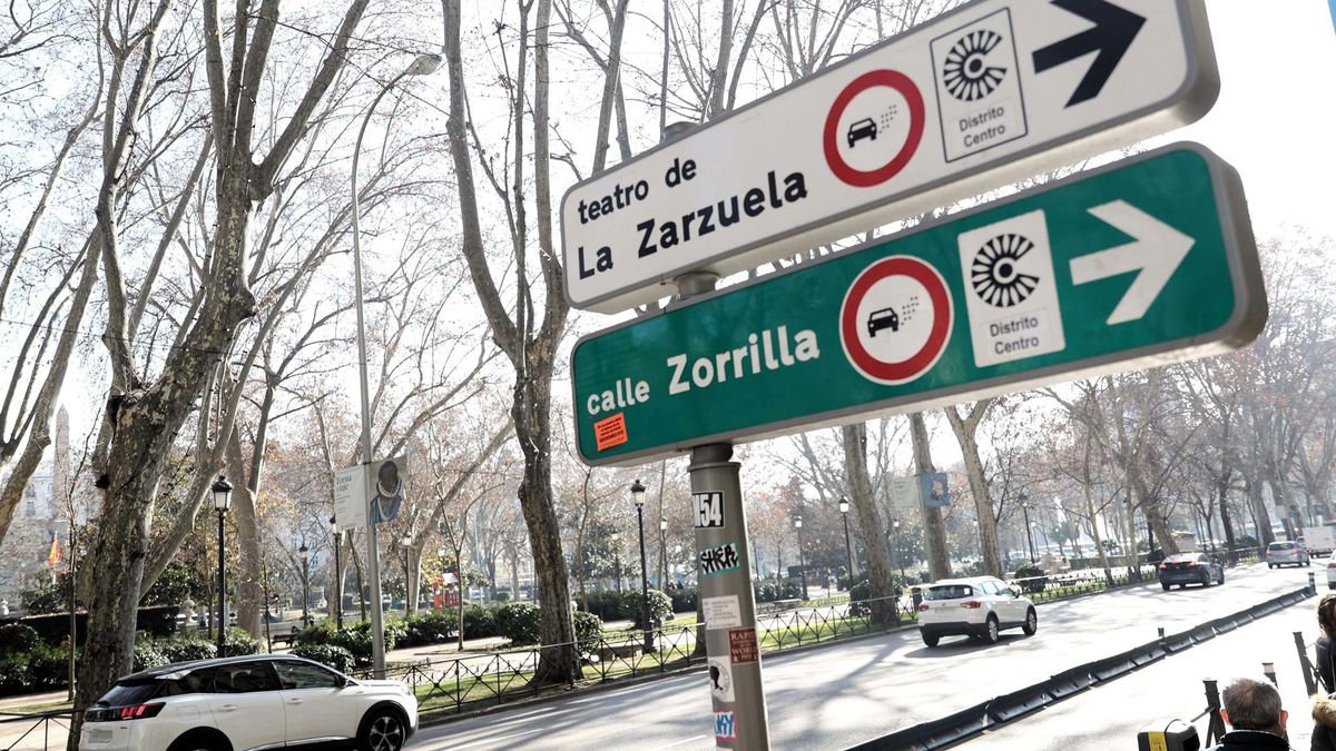 Archivo - Varias señales de tráfico informan sobre la entrada en vigor de la Zona de Bajas Emisiones (ZBE)