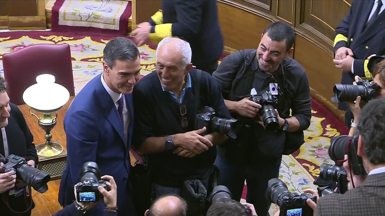 Pedro Sánchez se fotografía con los ujieres del Congreso