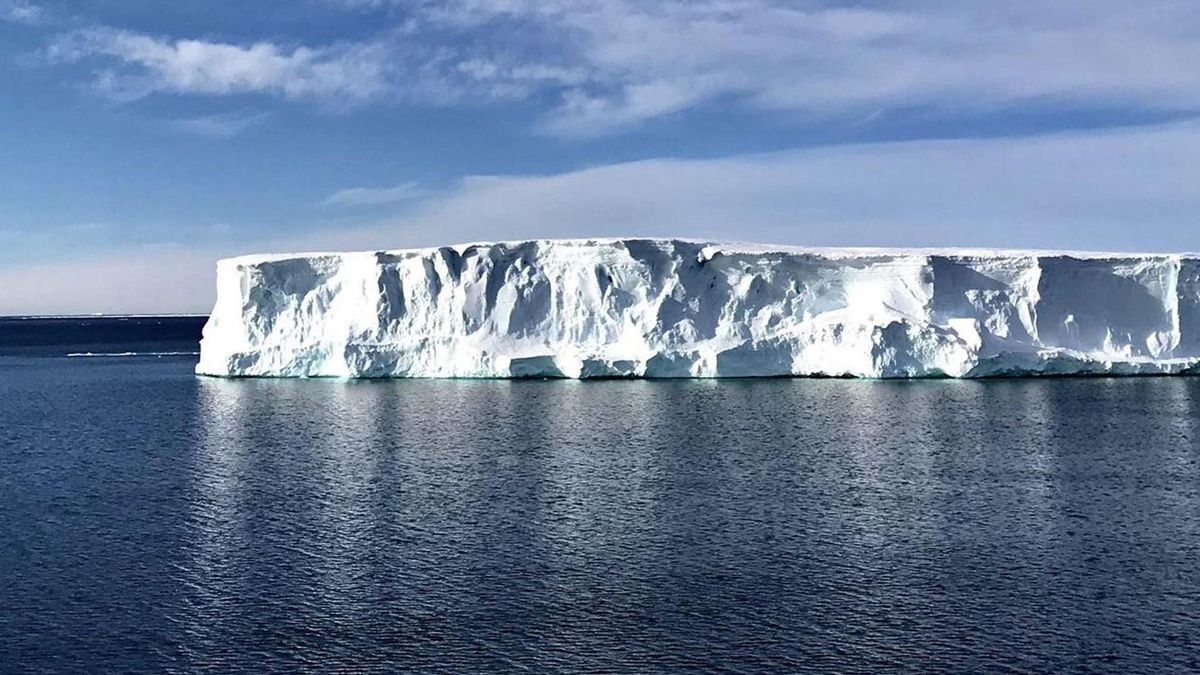 Archivo - Frente de hielo costero en la Antártida