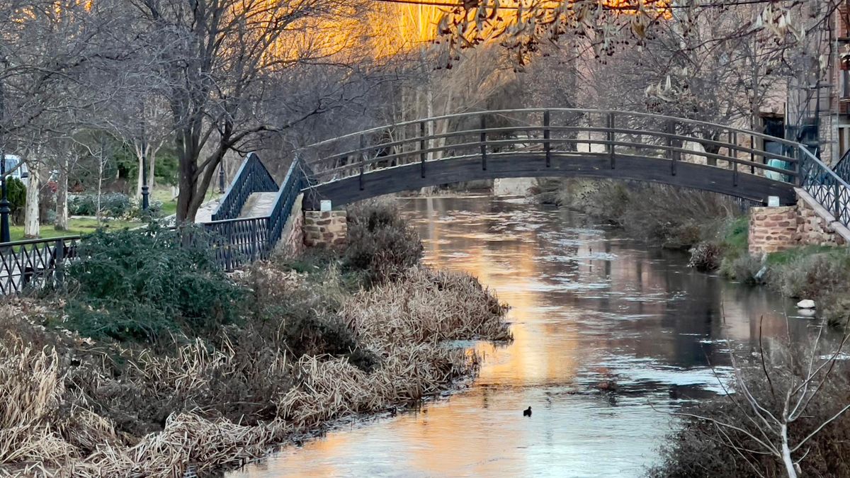 Archivo - Helada de un río afectado por las bajas temperaturas con motivo del día más frío del año, a 21 de enero de 2023, en Molina de Aragón, Guadalajara (España). A partir de hoy, las temperaturas descienden por la llegada de una gélida masa de aire po