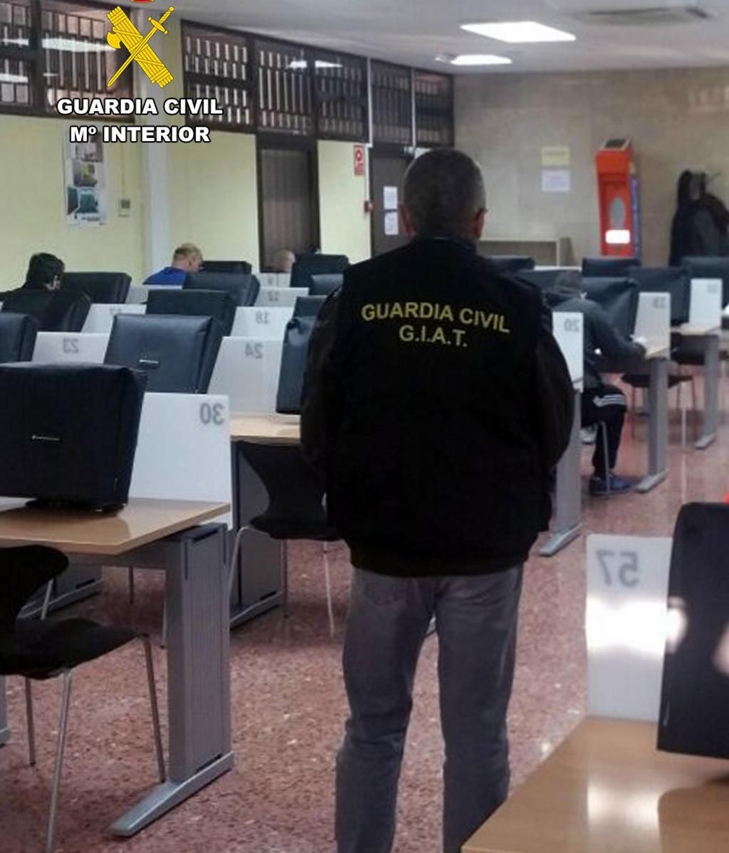 Un agente de la Guardia Civil, durante una sesión para realización de exámenes de conducir
