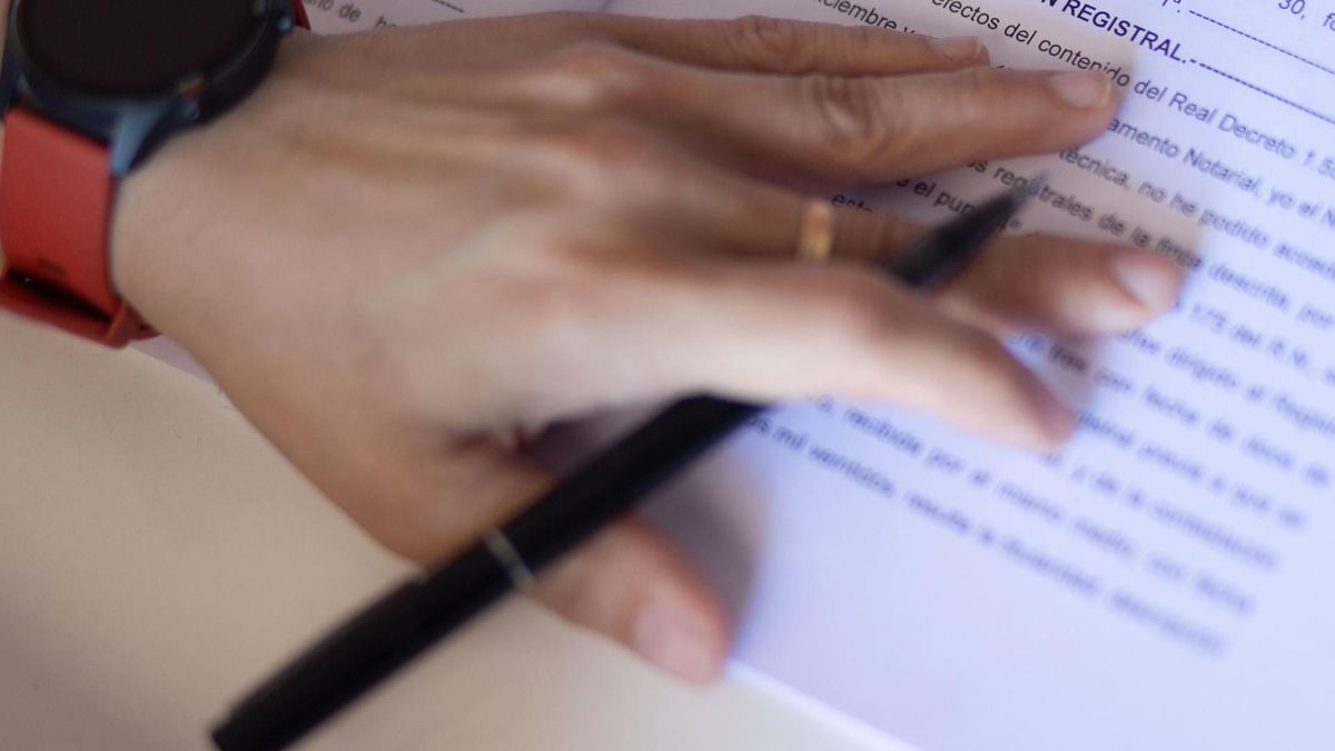 Archivo - Una mujer con un bolígrafo, señala una escritura de compraventa de una hipoteca, a 30 de mayo de 2022, en Madrid (España). Los portales inmobiliarios han destacado el crecimiento del 18% en la firma de hipotecas sobre viviendas hasta su mayor ci