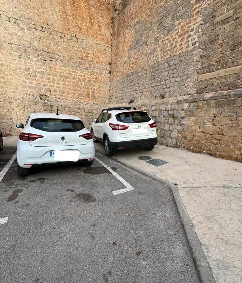 Coches aparcados sobre la acera en Ibiza