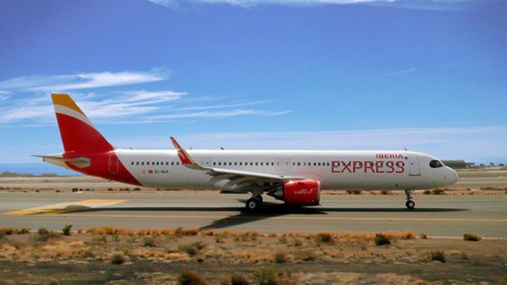 Archivo - Un avión de la aerolínea Iberia Express.