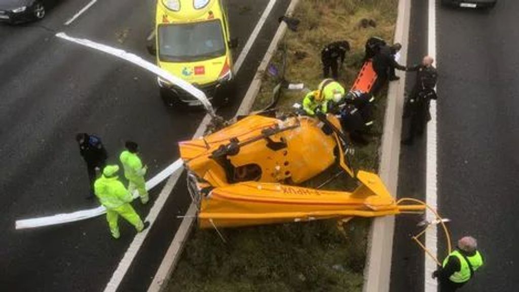 Así ha quedado el helicóptero que se ha estrellado en la carretera M40 de Madrid