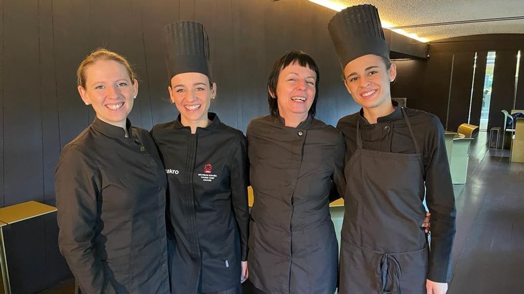 Les Cols, el restaurante biestrellado con la mejor chef joven: tres hermanas que comparan con los Roca