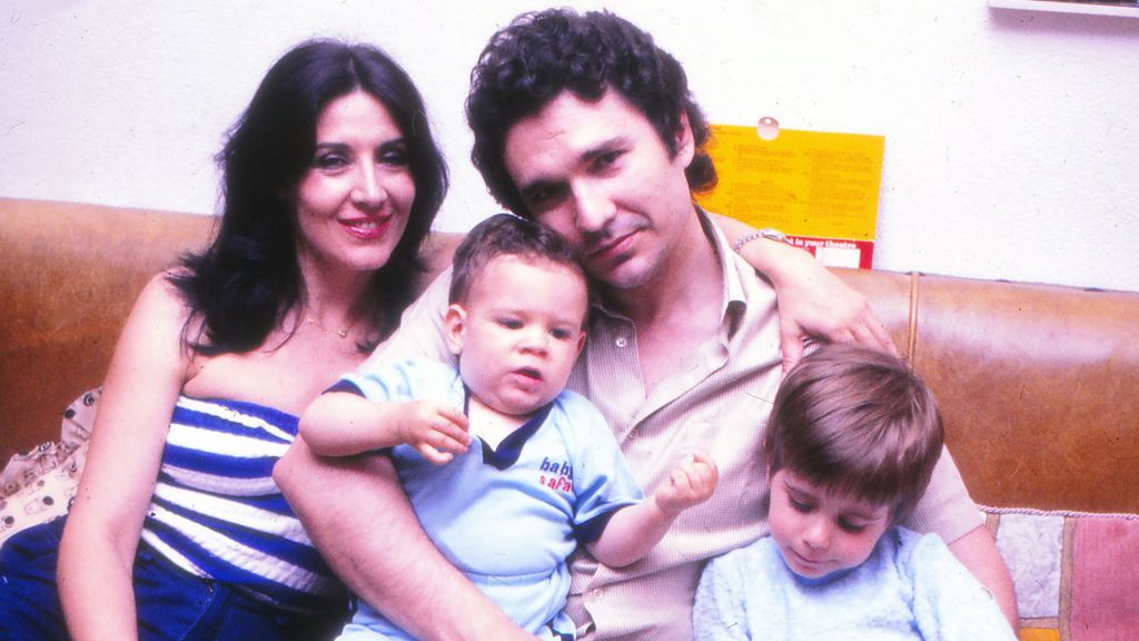 Concha Velasco y Paco Marsó en una imagen de 1980 junto a sus hijos