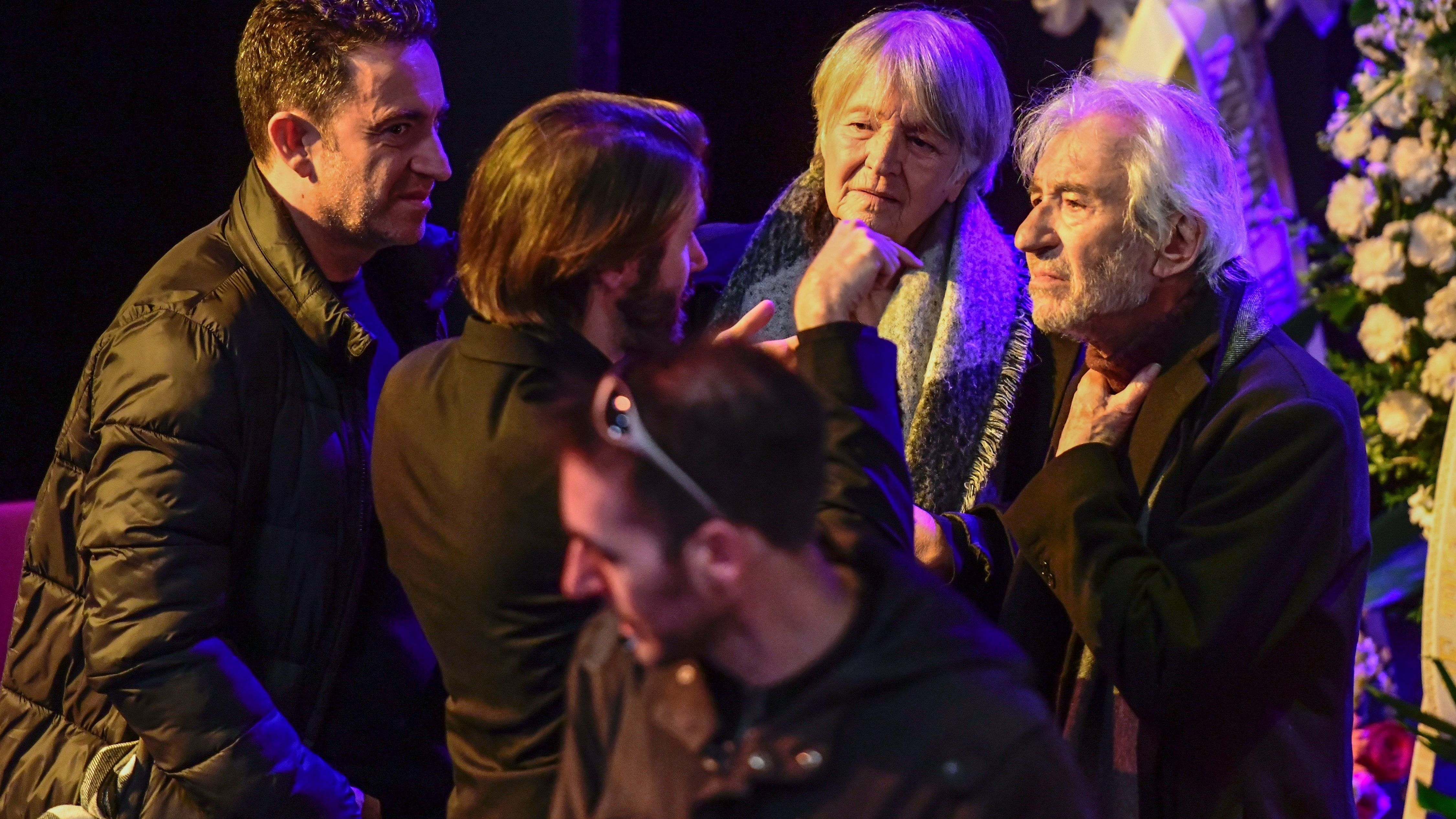 El actor José Sacristán (d) charla con uno de los hijos de Concha Velasco durante su visita la capilla ardiente de la actriz y cantante, instalada este sábado en el Teatro de La Latina de Madrid. La artista vallisoletana falleció hoy a los 84 años en el Hospital Puerta de Hierro Majadahonda (Madrid) a consecuencia de "una complicación en su enfermedad"