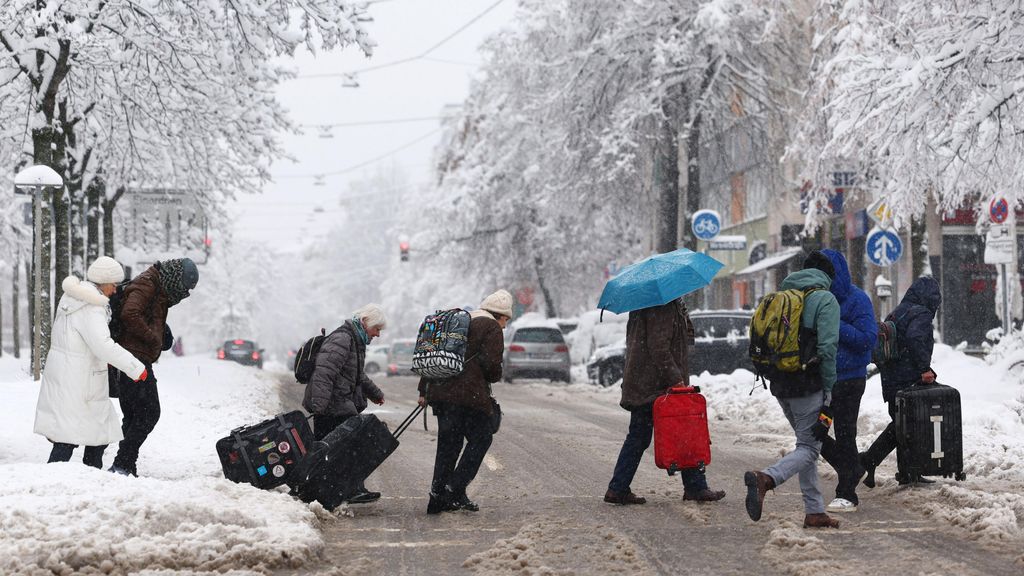 Caos en Múnich por las fuertes nevadas: se suspende el tráfico aéreo con la cancelación de 48 vuelos con destino España