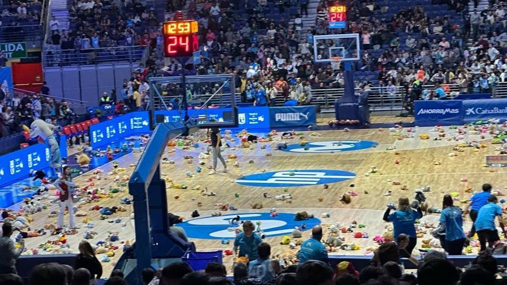 La afición estudiantil ha abarrotado la pista del WiZink Center con peluches
