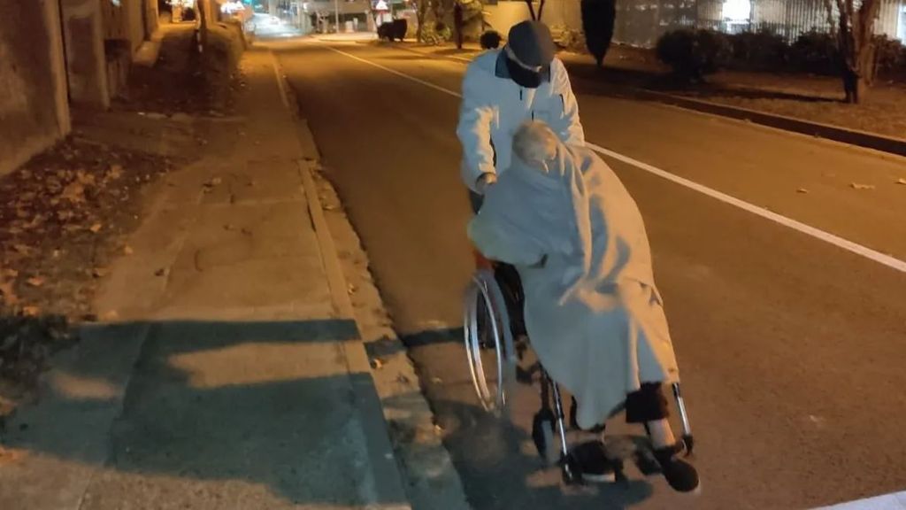 Un anciano de 94 años ha llevado a su mujer con Alzheimer en silla de ruedas desde el hospital a la residencia por una supuesta falta de ambulancias