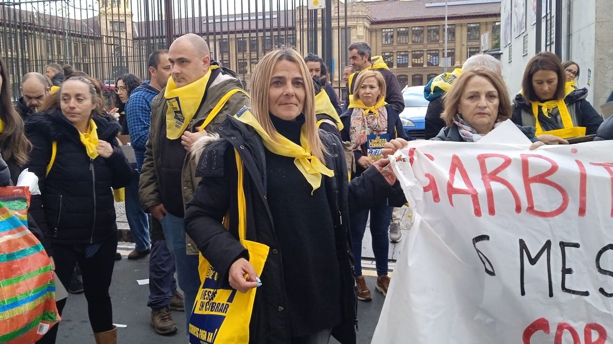 Jenny Ontalvillo sostiene la pancarta durante la manifestación de este lunes 4 en Bilbao