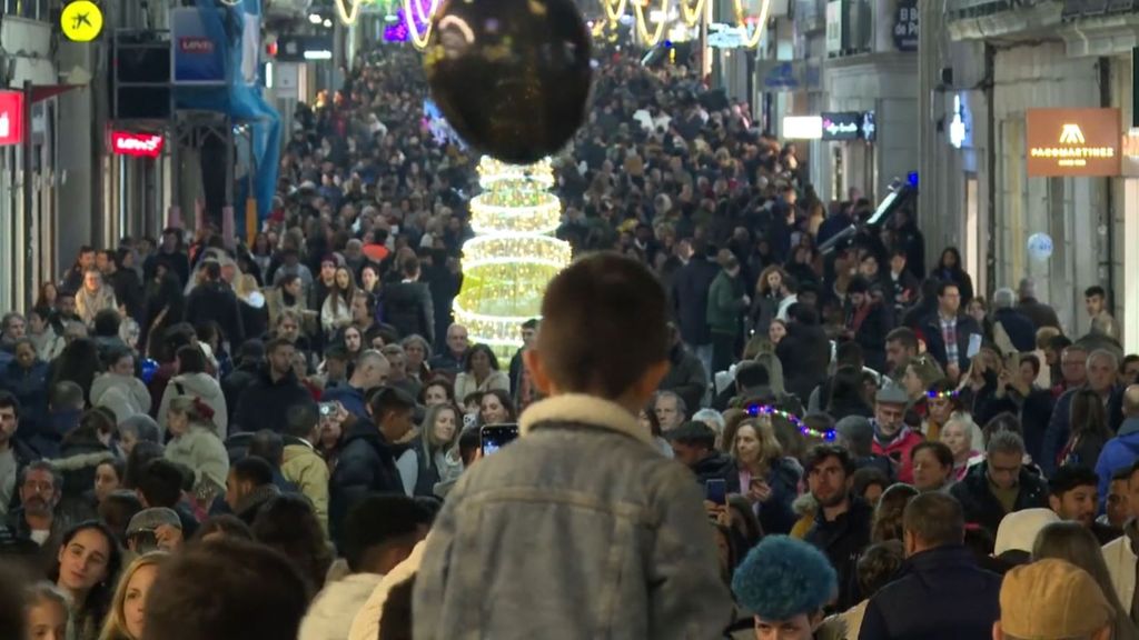 Los vecinos de Vigo, abrumados por la Navidad: "Vivir en el centro es insoportable"