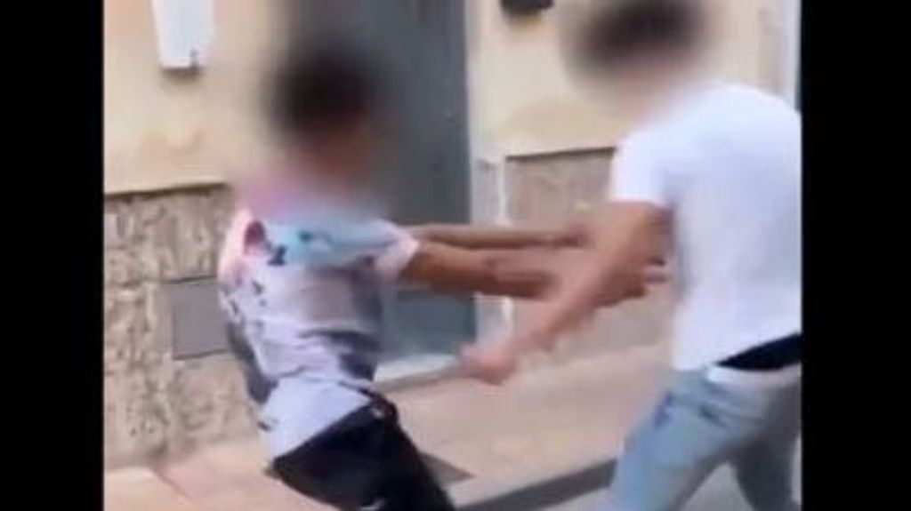 Pelea callejera entre dos jóvenes en Lorca