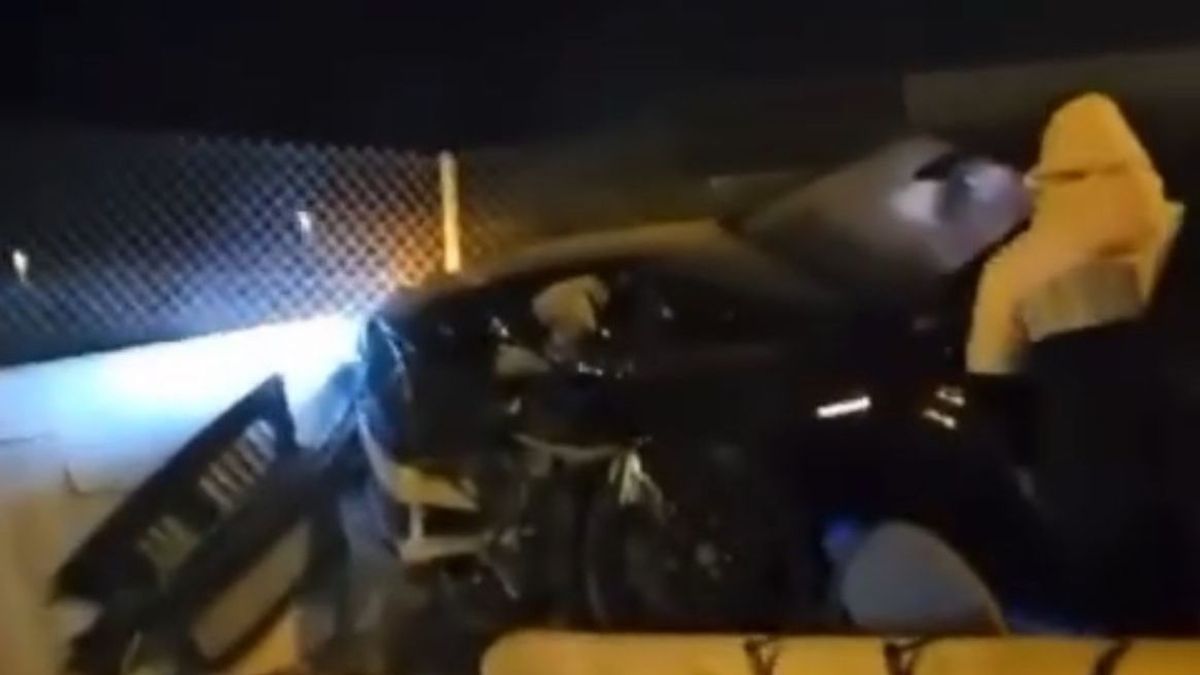 Una carrera ilegal en Torrevieja termina con un coche destrozado