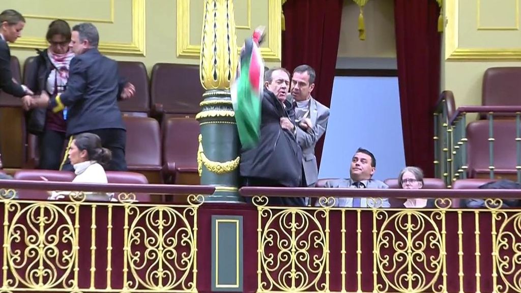 Dos activistas irrumpen en el Congreso durante la comparecencia de Albares, al grito de "sois cómplices del genocidio del pueblo palestino"