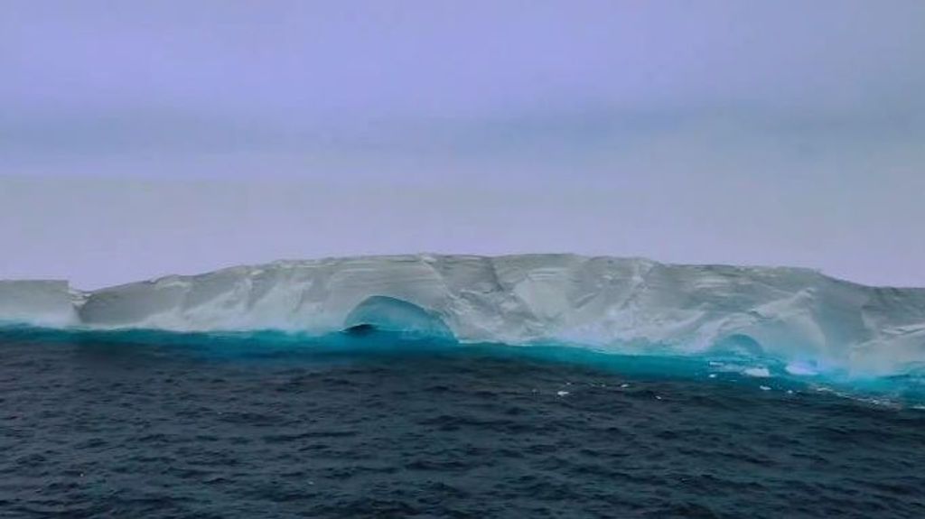 El iceberg A23a sigue a la deriva por el Atlántico